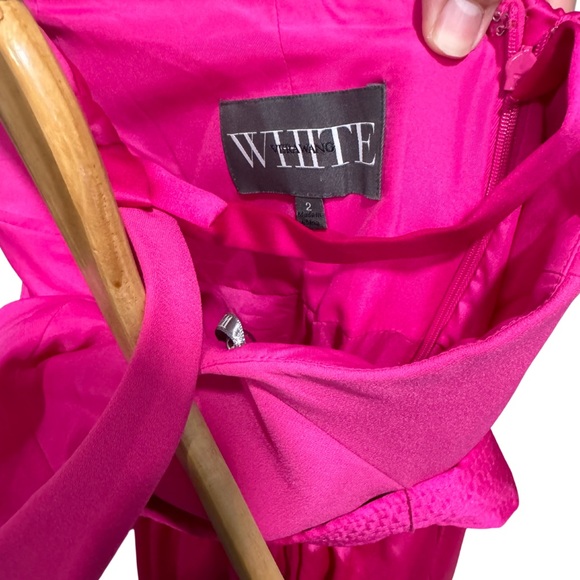 Vera Wang V-neck halter gown with sash - Picture 6 of 8